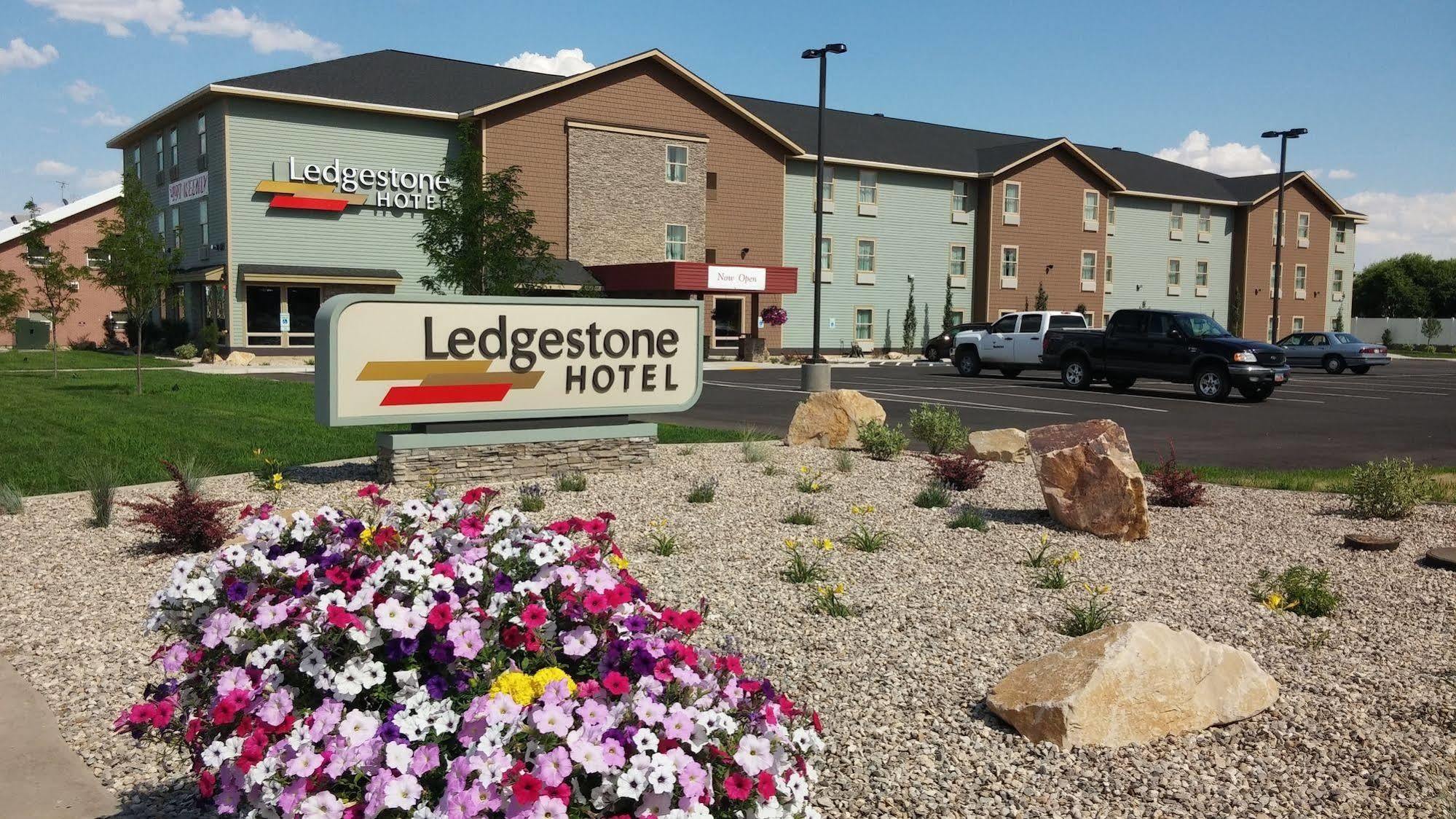 Ledgestone Hotel Vernal Bagian luar foto